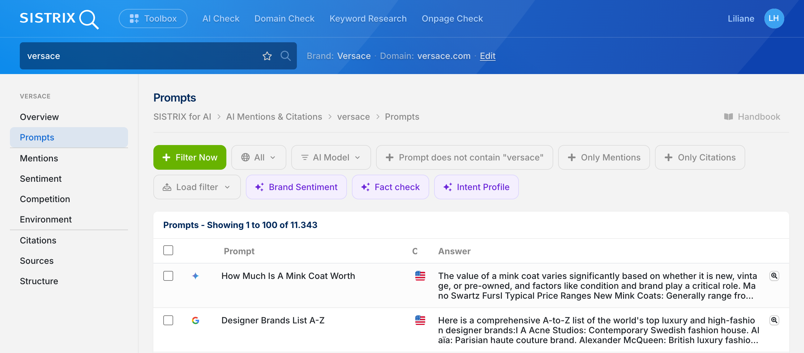 Exemple utilisant le mot-clé « versace » pour présenter les options d'analyse IA de couleur violette dans la section « Recherche IA » de SISTRIX.